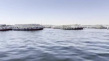 Aswan, Mısır; 18 Ocak 2024: Aswan 'dan Fil Adaları' na veya Mısır 'ın Fil Adaları' na Nil Nehri Taksi Tekneleri ile manzaralı bir yolculuğa çıkın. Nil 'in güzelliğini ve firavunların harikalarını tecrübe et..