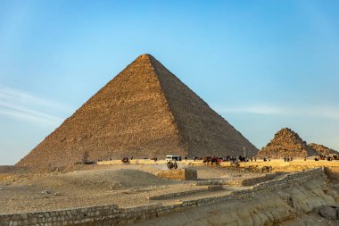 Giza, Mısır; 20 Ocak 2024: Giza, Mısır 'ın Kahire' deki Giza Platosu çölünün göbeğindeki ünlü piramitleri keşfedin. Mimari dehalarına hayran kaldım..