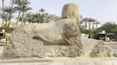 Memphis, Mısır; 20 Ocak 2024: Kahire 'ye sadece kilometrelerce mesafedeki Memphis, Mısır' ın antik Sfenksini keşfedin. Firavun şehrinin tarihini ve önemini araştırın..