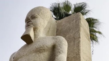 Memphis, Mısır; 20 Ocak 2024: Memphis, Mısır 'daki Ramses II Alabaster heykeline hayranlık duyun, Kahire' den sadece kısa bir mesafe uzaklıktaki eski Mısır 'ın kalbi. Tarihsel önemini ve güzelliğini keşfedin..