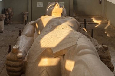 Memphis, Mısır; 20 Ocak 2024: Memphis, Mısır 'da Firavun' un Kahire yakınlarındaki gücünün bir sembolü olan Ramses II Colossus 'u keşfedin. Eski Mısır uygarlığının kalbini keşfedin..