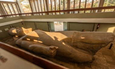 Memphis, Mısır; 20 Ocak 2024: Memphis, Mısır 'daki nefes kesici Ramses II Heykeli' ni keşfedin, Kahire 'den Kahire' ye kısa bir yolculuk. Onun firavun krallığını keşfedin..