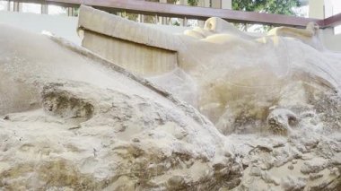 Memphis, Mısır; 20 Ocak 2024: Memphis, Mısır 'da hayranlık uyandıran Ramses II Colossus heykelini keşfedin. Eski Mısır 'ın kalbini keşfedin, Kahire' den sadece kısa bir yolculuk.