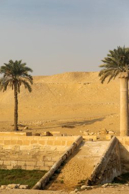 Memphis, Mısır; 20 Ocak 2024: Mısır 'ın batısındaki Memphis Mısırlı mezarlığı Saqqara' nın antik mezarlarını ziyaret edin. Tarihsel önemi ve mimari harikaları keşfedin..