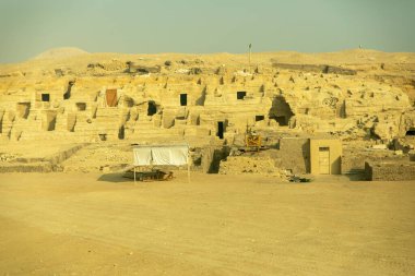 Memphis, Mısır; 20 Ocak 2024: Tanık arkeologlar Batı Nil 'de Saqara, Memphis, Mısır' da yeni mezarlar keşfettiler. Bu eski Mısır mezarlığındaki son bulguları araştırın..