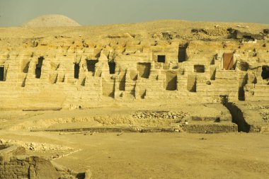 Memphis, Mısır; 20 Ocak 2024: Saqara, Memphis, Mısır, Batı Nil Mezarlığı 'nda yeni mezarlar bulan arkeologlara bakın. Bu tarihi bölgedeki devam eden keşifleri araştırın..