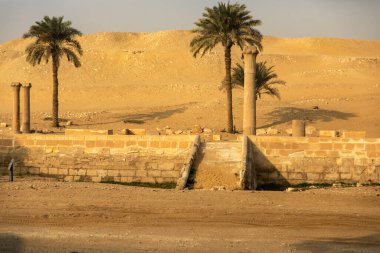 Memphis, Mısır; 20 Ocak 2024: Batı Nil 'de Memphis' in Mısır Mezarlığı 'nı gezen Saqqara' nın sırlarını ortaya çıkarmak. Bu sitenin zengin tarihini ve mimari harikalarını araştırın..