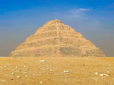 Memphis, Mısır; 20 Ocak 2024: Zoser 's Legacy, the Step Piramid in Saqqara, Memphis Necropolis, Mısır, Batı Nil. Bu antik mezarlığın tarihini ve gizemlerini keşfedin..