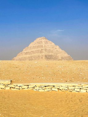 Memphis, Mısır; 20 Ocak 2024: Batı Şeria Nil 'de, Mısır' ın Memphis kentinde, Saqqara 'nın Landmark, Zoser' s Step Piramidini keşfedin. Bu antik Mısır bölgesinin tarihini ve ihtişamını araştırın..