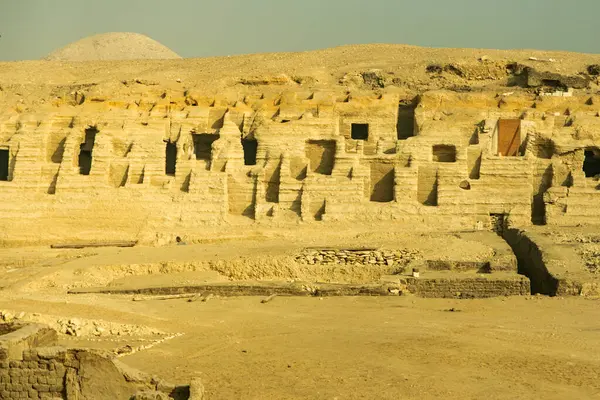 Memphis, Mısır; 20 Ocak 2024: Saqara, Memphis, Mısır, Batı Nil Mezarlığı 'nda yeni mezarlar bulan arkeologlara bakın. Bu tarihi bölgedeki devam eden keşifleri araştırın..