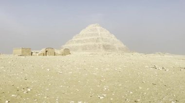 Kahire, Mısır; 20 Ocak 2024: Mısır 'ın Saqqara kentindeki Zoquer Basamağı İkonik Piramidi' ni ziyaret edin, Batı Nil 'deki Memphis Mezarlığı' nın kalbi. Bu antik mimari mucizeyi keşfedin..