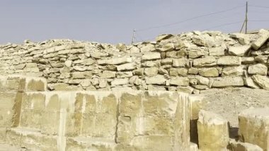 Kahire, Mısır; 20 Ocak 2024: Batı Nil 'de Saqara Harabeleri, Memphis, Mısır arasında yürüyen antik yankıları tecrübe edin. Firavun mezarlarının ve tarihsel harikaların kalıntılarını keşfedin..