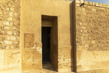 Kahire, Mısır; 20 Ocak 2024: Saqara, Memphis, Mısır, Batı Nil 'deki bir mezara giriş. Bu antik Mısır mezarlığındaki gizemleri araştırın..