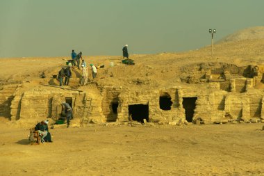 Kahire, Mısır; 20 Ocak 2024: Arkeologlar Mısır 'ın Saqqara şehrinde, Batı Nil' de mezarlar keşfederken Memphis 'in sırlarını keşfetmek. Bu antik bölgedeki son arkeolojik buluşları araştırın..