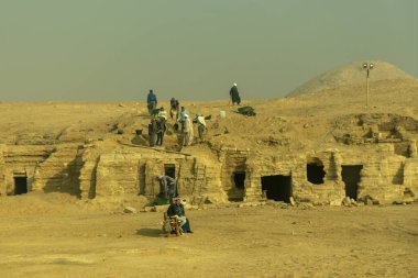 Kahire, Mısır; 20 Ocak 2024: Batı Nil 'deki Saqqara, Memphis, Mısır' da yeni mezarlar bulunurken arkeolojik bir buluşa tanık olun. Bu tarihi keşiflerin önemini keşfedin..