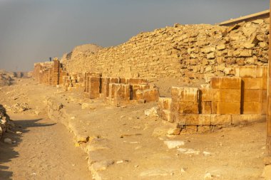 Kahire, Mısır; 20 Ocak 2024: Mısır 'ın batısındaki Memphis' in Mısır Mezarlığı 'nda bir Saqqara Harabeleri Yürüyüşü yapın. Tarihi önemi ve mimari harikaları keşfedin..