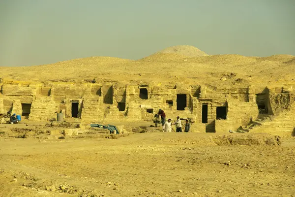 Kahire, Mısır; 20 Ocak 2024: Tanık arkeologlar Batı Nil 'de Saqara, Memphis, Mısır' da yeni mezarlar keşfettiler. Bu eski Mısır mezarlığındaki son bulguları araştırın..