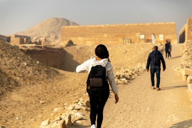 Eski Mısır 'ı bir turistin sırt çantasındaki macerada görün, gizemli kalıntıları, mezarları ve piramitleri keşfedin. Bu toprakların zengin tarihini keşfedin..