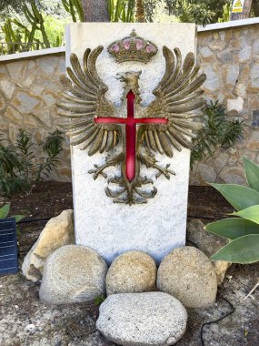 Archena, İspanya; 23 Mart 2025: Ulusal gururu için ayakta duran İspanyol Ordusu Kalkanı ile birlikte doğanın gözcüsüne tanık olun. Sembolü sakin bir ortamda keşfet..
