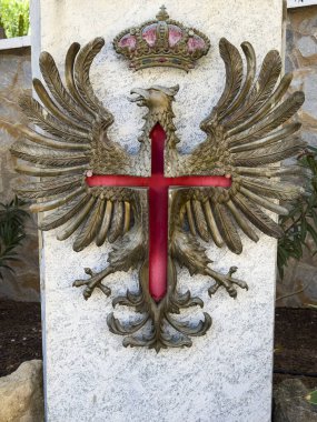 Archena, İspanya; 23 Mart 2025: İspanyol Ordusu Monolit ile tarihi ve manzarayı doğal ortamda kutlayın. Ulusal sembolizm ve huzurlu çevrenin eşsiz bir karışımını keşfedin..