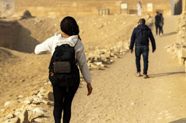 Mısır 'ın esrarengiz kalıntılarını keşfeden bir turiste tanık olun, antik mezarlara ve piramitlere girmeye cesaret ediyor. Bu tarihi manzaranın gizemini ve mucizesini tecrübe edin..
