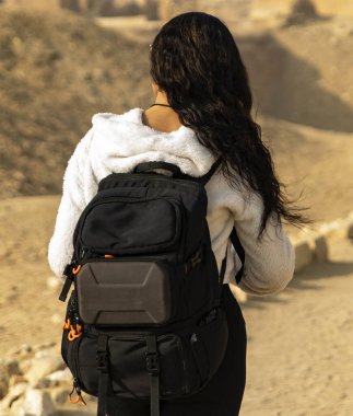 Bir turistin gizemli Mısır 'daki yolculuğuna katılın, sırt çantasıyla antik mezarları ve piramitleri keşfedin. Bu büyüleyici uygarlığın sırlarını açığa çıkarın..