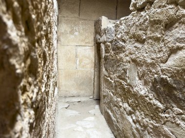 Kahire, Mısır; 20 Ocak 2024: Memphis, Mısır 'ın ana mezarlığı olan bir Saqara Mezarının fotoğrafını çekin. Bu önemli yerin antik tarihi ve mimari harikalarını araştırın..