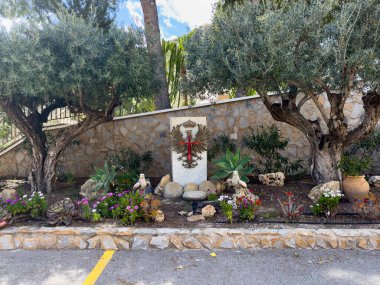 Archena; 23 Mart 2025: Güzel, vatansever bir manzarada İspanyol Ordusu Kalkanı 'na tanıklık edin. Bu çarpıcı ortamda temsil ettiği derin sembolizmi ve ulusal gururu tecrübe edin..