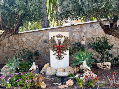 Archena; 23 Mart 2025: çarpıcı bir ulusal manzara ortasındaki İspanyol Ordusu Kalkanı 'nın vatansever görüşlerinin tadını çıkarın. Doğadaki bu güçlü amblemin güzelliğini ve sembolünü keşfedin..