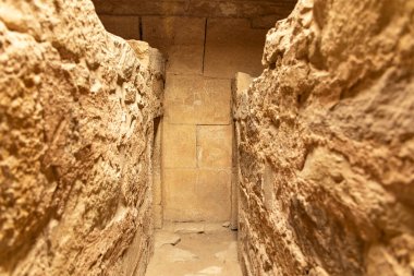 Kahire, Mısır; 20 Ocak 2024: Memphis, Mısır 'ın ana mezarlığı olan Saqqara Mezarlığı' nı keşfet. İlk Hanedan 'dan Hıristiyan dönemine kadar olan tarihi keşfedin..