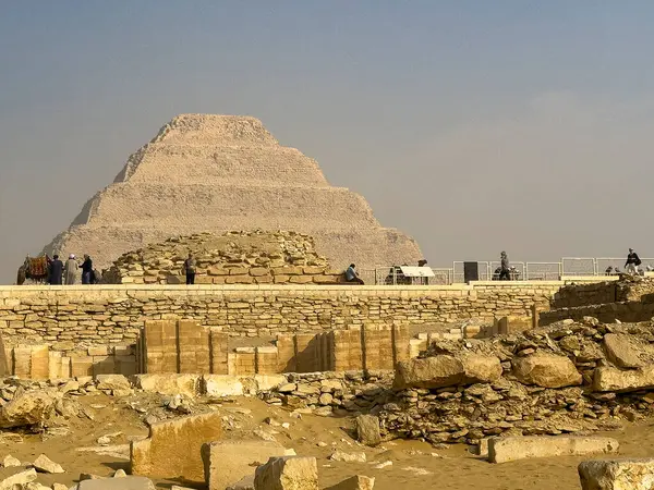 Kahire, Mısır; 20 Ocak 2024: Zoser 'in Adım Piramidi' ni ziyaret edin, onun Saqqara 'daki sözde mezarı, Memphis' in mezarlığı, Mısır. Eski firavunun Nil 'in Batı Şeria' sındaki mirasını araştırın..