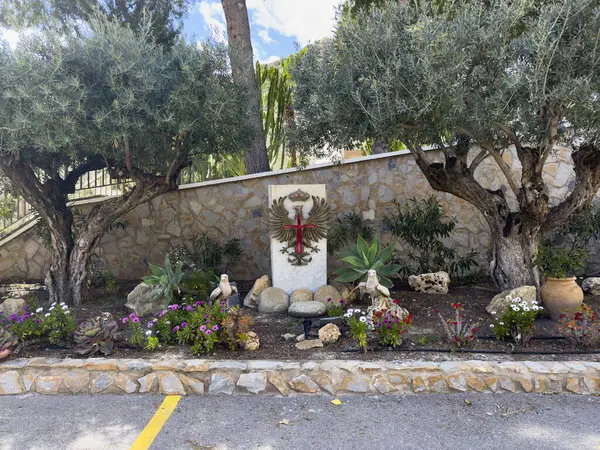 Archena; 23 Mart 2025: Güzel, vatansever bir manzarada İspanyol Ordusu Kalkanı 'na tanıklık edin. Bu çarpıcı ortamda temsil ettiği derin sembolizmi ve ulusal gururu tecrübe edin..