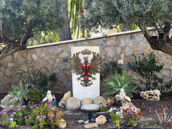 Archena; 23 Mart 2025: çarpıcı bir ulusal manzara ortasındaki İspanyol Ordusu Kalkanı 'nın vatansever görüşlerinin tadını çıkarın. Doğadaki bu güçlü amblemin güzelliğini ve sembolünü keşfedin..