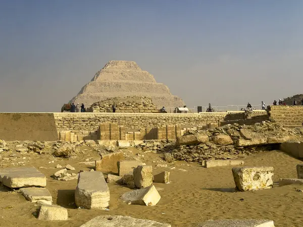 Kahire, Mısır; 20 Ocak 2024: Mısır 'ın batısındaki Saqqara, Memphis Necropolis' te Firavun Zoser 'in mezarını keşfet. Bu Üçüncü Hanedan anıtının tarihini ortaya çıkarın..