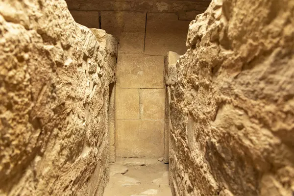 Kahire, Mısır; 20 Ocak 2024: Memphis, Mısır 'ın ana mezarlığı olan Saqqara Mezarlığı' nı keşfet. İlk Hanedan 'dan Hıristiyan dönemine kadar olan tarihi keşfedin..