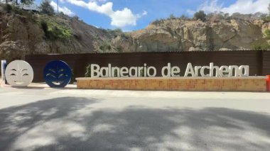 Archena, İspanya; 23 Mart 2025: Murcia Fas Vadisi 'ndeki Segura Nehri' nin yanındaki Archena, Ricote Vadisi 'nin şifalı sularına girin. Huzuru ve doğal güzelliği tecrübe et..