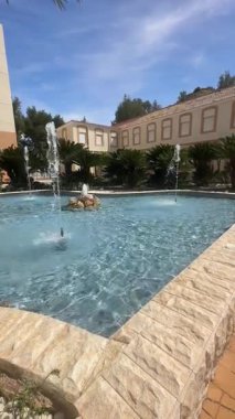 Bir ev suyu özelliğine, bol dekoratif bitkilerin arasında jetlerle dolu bir çeşmeye hayranlık duyun. Bu güzel tasarlanmış uzayın dingin atmosferinin ve bereketli yeşilliğinin tadını çıkar..