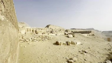 Batı Nil 'deki Memphis, Mısır' ın ana mezarlığı olan Saqqara Harabelerini keşfedin. Bu tarihi mezarlıkta antik mezarları ve anıtları keşfedin..