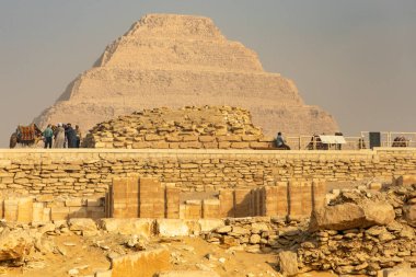 Kahire, Mısır; 20 Ocak 2024: Zoser 'in Saqara' daki Adımlı Piramidi, Memphis 'in Batı Nil' deki mezarlığının kalbi. Bu antik Mısır sahasının mimari harikalarını keşfedin..