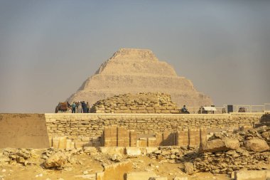 Kahire, Mısır; 20 Ocak 2024: Memphis, Mısır 'da Saqqara' nın ikonik yapısı, Zoser 'in Basamağı Piramidi. Bu antik mezarlığın tarihini ve önemini ortaya çıkarın..