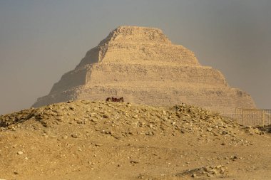 Kahire, Mısır; 20 Ocak 2024: Nil 'in Batı Şeria' sındaki Memphis Mezarlığı 'ndaki Saqqara' nın Adımlı Piramidi 'nde Firavun Zoser' in mirasına tanıklık edin. Bu antik mezarlığın tarihini araştırın..
