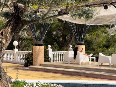 Archena, İspanya; 23 Mart 2025: Ricote Vadisi 'nde, Segura Nehri boyunca, Murcia, İspanya' da bir turistle manzaralı bir rahatlama yaşayın. Fas Vadisi 'nin cazibesini ve doğal güzelliğini keşfedin..