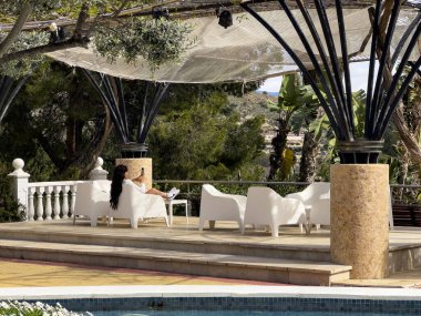 Archena, İspanya; 23 Mart 2025: İspanya 'nın Ricote Vadisi' nde dinlenen ve Fas Vadisi olarak da bilinen bir turisti izleyin. Segura Nehri 'nin manzarasının ve bölgenin çarpıcı güzelliğinin tadını çıkar..