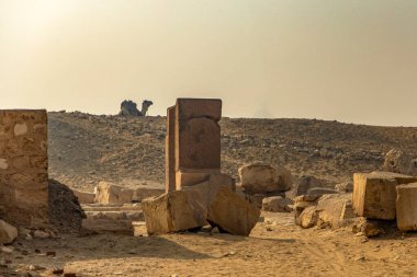 Batı Nil 'deki Memphis, Mısır' ın ana mezarlığı olan Saqqara Harabelerini keşfedin. Bu tarihi mezarlıkta antik mezarları ve anıtları keşfedin..