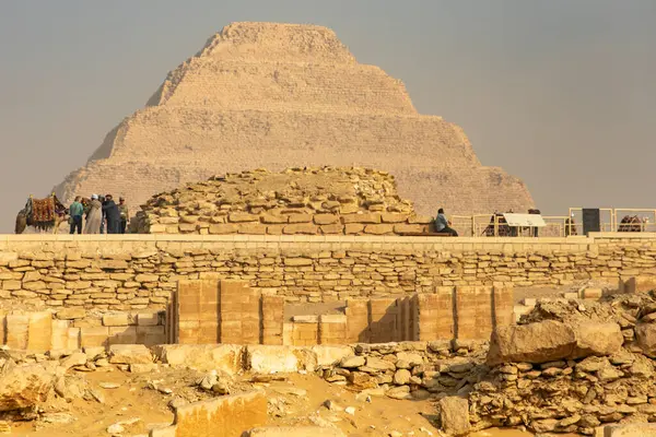 Kahire, Mısır; 20 Ocak 2024: Zoser 'in Saqara' daki Adımlı Piramidi, Memphis 'in Batı Nil' deki mezarlığının kalbi. Bu antik Mısır sahasının mimari harikalarını keşfedin..