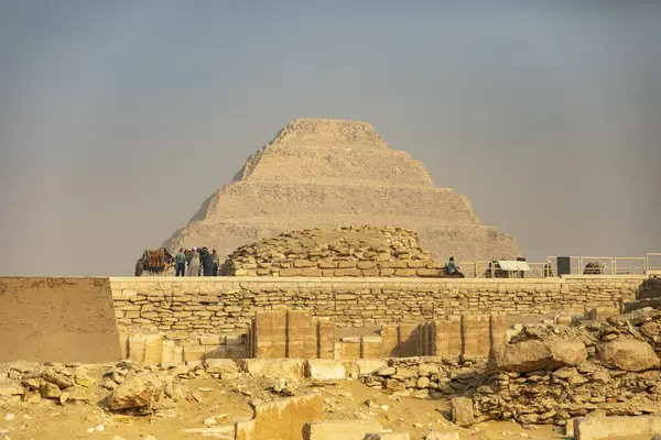 Kahire, Mısır; 20 Ocak 2024: Memphis, Mısır 'da Saqqara' nın ikonik yapısı, Zoser 'in Basamağı Piramidi. Bu antik mezarlığın tarihini ve önemini ortaya çıkarın..
