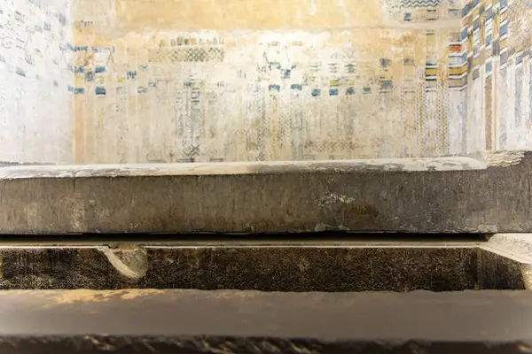 Kahire, Mısır; 20 Ocak 2024: Batı Nil 'deki Memphis' in ana mezarlığı olan Saqara 'nın Adım Piramidi' ndeki Zoser 'in Mezarı' nı keşfet. Firavun 'un ebedi istirahatgahını keşfedin..