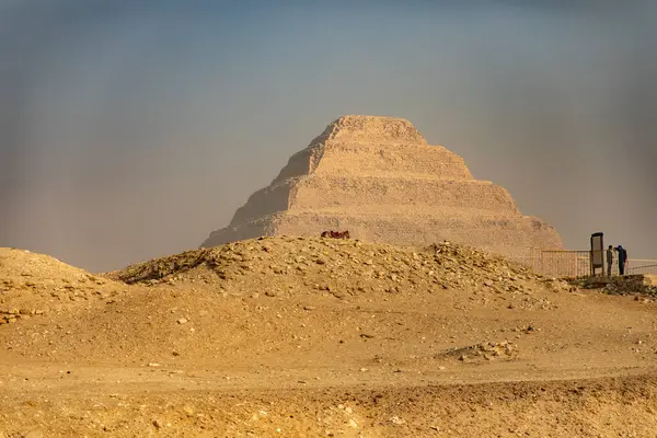 Kahire, Mısır; 20 Ocak 2024: Mısır 'ın batısındaki Memphis mezarlığının kalbi olan Saqara' daki Zoser 'in Adım Piramidi' ni keşfet. Bu antik sitenin mimari harikalarını keşfedin..