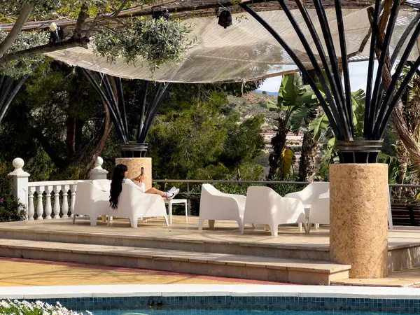 Archena, İspanya; 23 Mart 2025: İspanya 'nın Ricote Vadisi' nde dinlenen ve Fas Vadisi olarak da bilinen bir turisti izleyin. Segura Nehri 'nin manzarasının ve bölgenin çarpıcı güzelliğinin tadını çıkar..