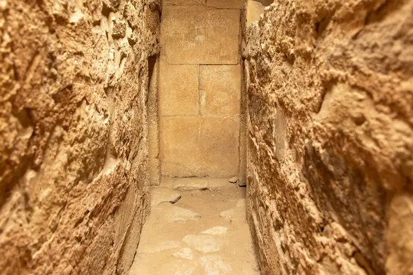 Mısır 'ın Saqqara kentindeki Firavunların Mezar Koridoru' nu, Batı Nil 'in Memphis' teki ana nekropolünü araştırın. Mısır hükümdarlarının kadim mezarlarını keşfedin.